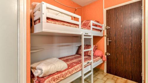 um pequeno quarto com 2 beliches em Les Indes Galantes- 72 - Studio vue mer - 6 pers em Cap d'Agde