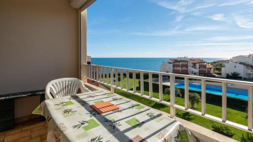 un balcon avec une table et une vue sur l'océan dans l'établissement Les Indes Galantes- 72 - Studio vue mer - 6 pers, au Cap d'Agde