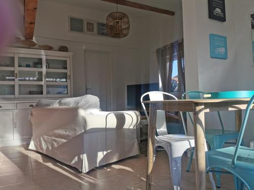 ein Wohnzimmer mit einem Tisch und Stühlen in der Unterkunft La Pitchoune in Andernos-les-Bains