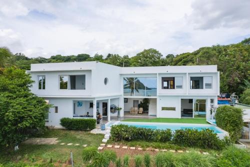 a white house with a swimming pool at villa piscine à louer a DIEGO SUAREZ. MADAGASCAR in Diego Suarez