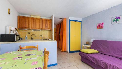 - une cuisine avec un canapé et une table dans une chambre dans l'établissement Pre St Martin- 3B- Studio loggia vitree- 4 pers, au Cap d'Agde