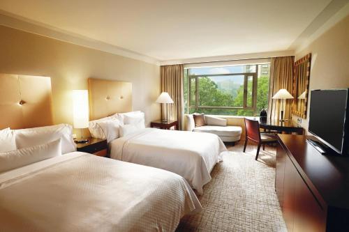 首爾的住宿－Westin Josun Seoul Hotel，酒店客房设有两张床和一台平面电视。