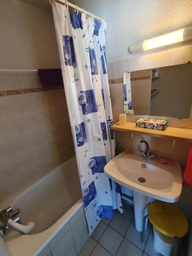 une salle de bain avec un lavabo, des toilettes et une douche dans l'établissement JEAN BART III Joli 2 pièces cabine mezzanine Richelieu Cap d'Agde, au Cap d'Agde