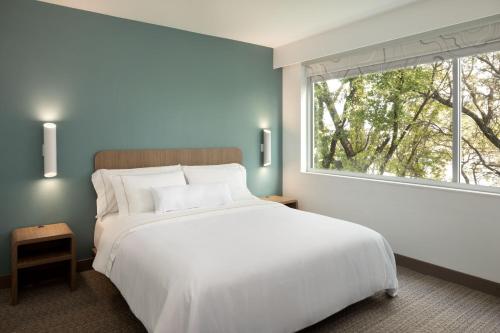 een slaapkamer met een groot wit bed en een raam bij Element Austin at The Domain in Austin