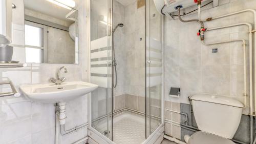 une salle de bain avec une douche, un lavabo et des toilettes dans l'établissement Les 4 Soleils- 16AB- Studio moderne- 4pers, au Cap d'Agde