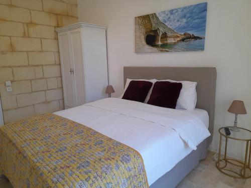 een slaapkamer met een groot wit bed in een kamer bij Palazzo Pisani Malta B&B in Żabbar