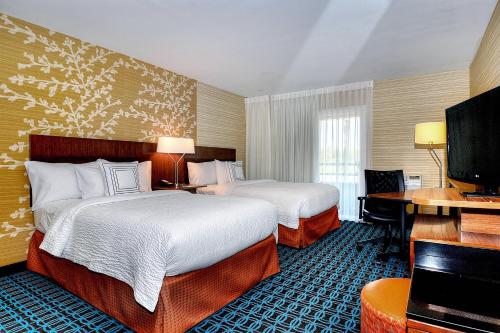 Habitación de hotel con 2 camas, escritorio y TV. en Fairfield Inn & Suites by Marriott Los Angeles Rosemead, en Rosemead