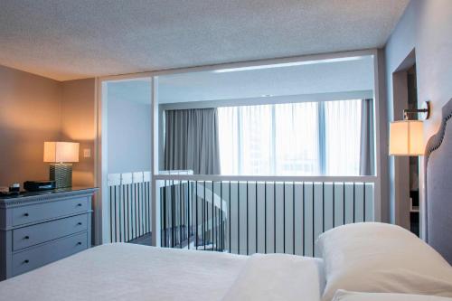 Postel nebo postele na pokoji v ubytování Sheraton Cavalier Saskatoon Hotel