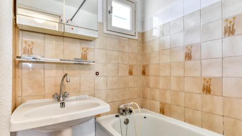 une salle de bain avec un lavabo, des toilettes et une baignoire dans l'établissement Eleuthera- 211- Appart loggia vitree- 5 pers, au Cap d'Agde