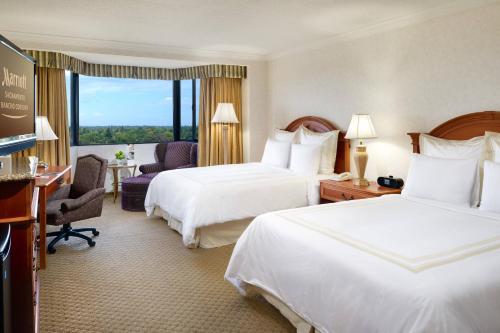 una camera d'albergo con due letti e una finestra di Sacramento Marriott Rancho Cordova a Rancho Cordova