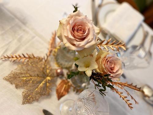 un vase rempli de fleurs au-dessus d'une table dans l'établissement Maison 1823 - Suites de charme à Garons, à Garons