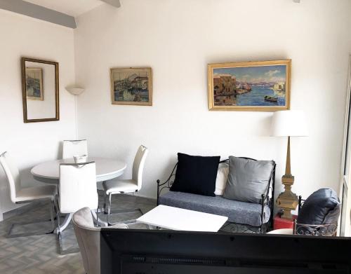 a living room with a couch and a table at Neptuna- 52B- Appart spacieux- 7 pers in Cap d'Agde
