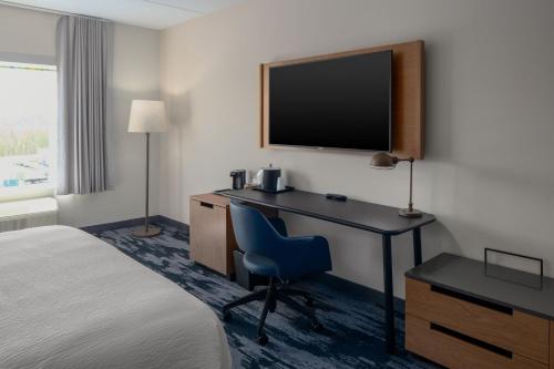 a hotel room with a desk and a television at Fairfield by Marriott Inn & Suites Somerset in Somerset