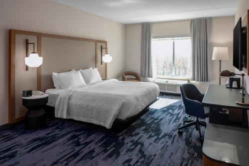 a hotel room with a large bed and a window at Fairfield by Marriott Inn & Suites Somerset in Somerset