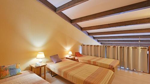 Pokój z 2 łóżkami i oknem w obiekcie Les Indes Galantes- 270E- Studio vue mer- 5 pers w Cap d'Agde