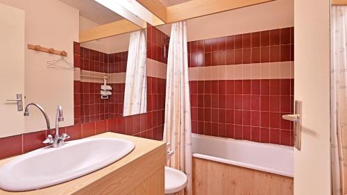 łazienka z umywalką, toaletą i lustrem w obiekcie Les Indes Galantes- 270E- Studio vue mer- 5 pers w Cap d'Agde