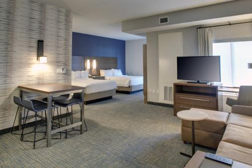 椰子溪的住宿－Residence Inn Fort Lauderdale Coconut Creek，酒店客房设有两张床和电视。