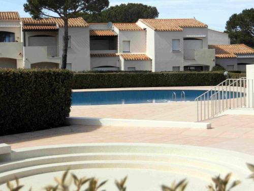 - une piscine en face de certains bâtiments dans l'établissement Port Lano- 121- Appart bonne expo- 4 pers, au Cap d'Agde