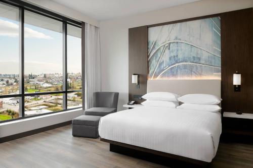 Postel nebo postele na pokoji v ubytování Marriott Tacoma Downtown