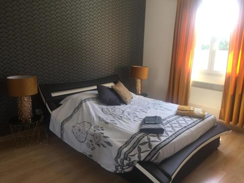 łóżko w sypialni z 2 lampami w obiekcie Villa Emma 10 / 12 personnes w mieście Grignan