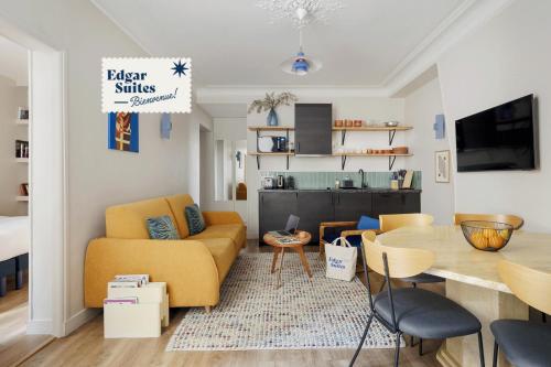 un salon avec un canapé jaune et une table dans l'établissement Edgar Suites Grands Boulevards - Boulanger, à Paris
