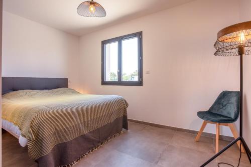 1 dormitorio con 1 cama, 1 silla y 1 ventana en Di Luce, en Lumio