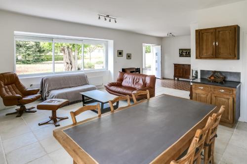 une cuisine et un salon avec une table et des chaises dans l'établissement Au Coeur du Vignoble, à Cadaujac
