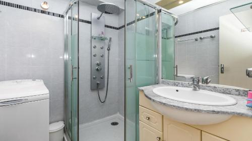 bagno con lavandino e doccia in vetro di Port Lano- 151- Appart lumineux- 6 pers a Cap d'Agde