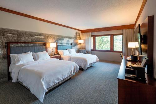 Habitación de hotel con 2 camas y TV en Montgomery Marriott Prattville Hotel & Conf Ctr at Capitol Hill en Prattville