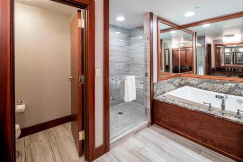 La salle de bains est pourvue d'une baignoire et d'une douche. dans l'établissement Montgomery Marriott Prattville Hotel & Conf Ctr at Capitol Hill, à Prattville