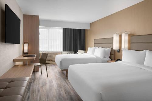 une chambre d'hôtel avec deux lits et un canapé dans l'établissement AC Hotel Park City, à Park City