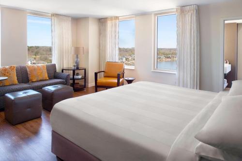 een hotelkamer met een groot bed en een bank bij Augusta Marriott at the Convention Center in Augusta