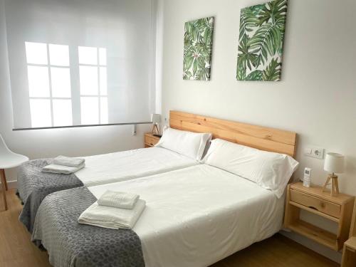 a bedroom with a bed with two towels on it at A BOA ESTRELA in Redondela