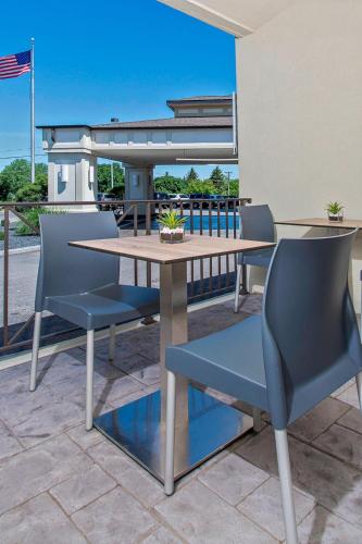 a table and chairs on a patio at Rochester Airport Marriott in Rochester