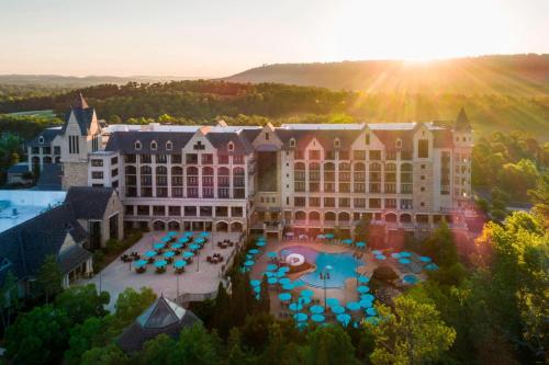 een luchtzicht op een resort met een groot gebouw bij Renaissance Birmingham Ross Bridge Golf Resort & Spa in Hoover