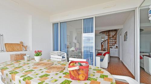 Cette chambre comprend une table avec un sac. dans l'établissement Residence de la Plage- 217-Appart vue mer- 10 pers, au Cap d'Agde
