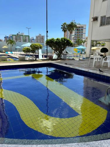 una piscina con suelo de baldosa amarillo y azul en Água das Fontes, en Caldas Novas