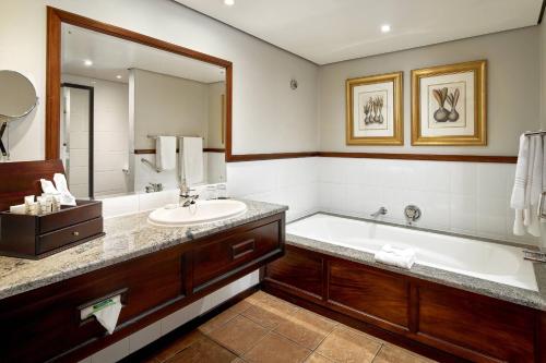 Bilik mandi di Irene Country Lodge, Autograph Collection