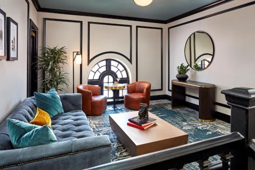 uma sala de estar com um sofá e uma mesa em The Citizen Hotel, Autograph Collection em Sacramento