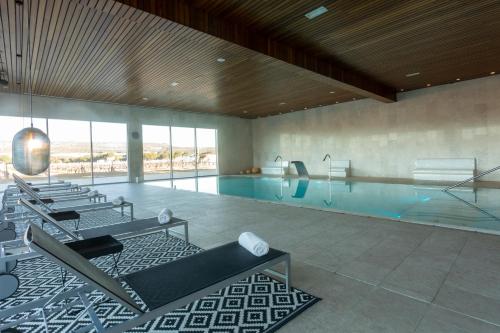 Bazén v ubytování Hotel & Spa Arzuaga nebo v jeho okolí