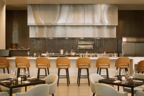 The Westin Tempeにあるキッチンまたは簡易キッチン