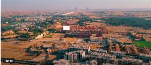 een luchtzicht op een stad met gebouwen bij pyramida studio in Qaryat ash Shamālī