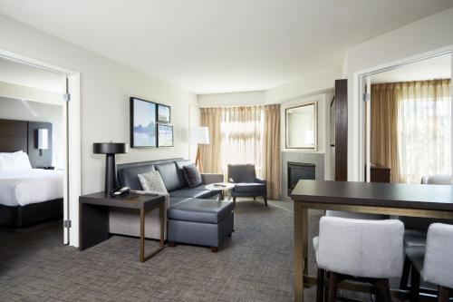 une chambre d'hôtel avec un lit et un salon dans l'établissement Residence Inn Los Angeles Westlake Village, à Westlake Village