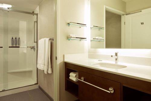 La salle de bains est pourvue d'un lavabo et d'une douche. dans l'établissement Residence Inn Los Angeles Westlake Village, à Westlake Village