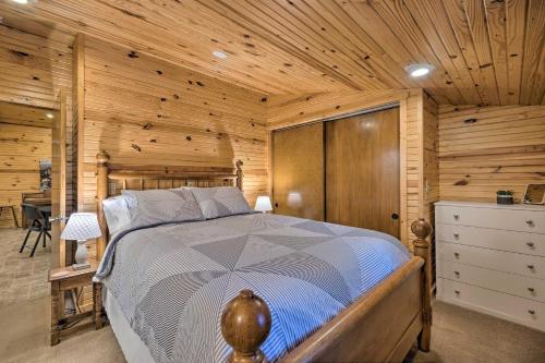 una camera da letto con letto in una camera in legno di Spacious Kansas Retreat - Patio, Near Golfing! a Partridge