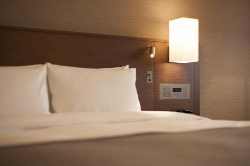 
Tempat tidur dalam kamar di Odakyu Hotel Century Southern Tower
