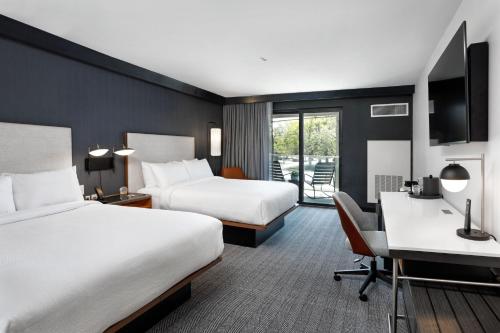 リッチモンドにあるCourtyard by Marriott Richmond Scott's Additionのベッド2台と机があるホテルの部屋
