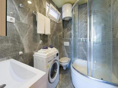 Ένα μπάνιο στο Apartments Antique