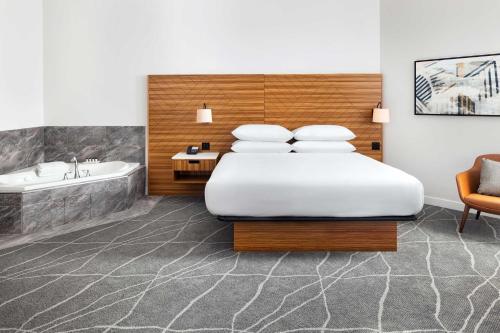 En eller flere senge i et værelse på Delta Hotels by Marriott Grande Prairie Airport