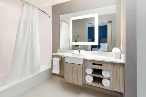 y baño con lavabo y espejo. en SpringHill Suites by Marriott Dallas Mansfield, en Mansfield